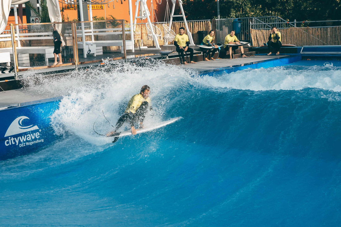 Riversurfer mit krassen Frontside carve