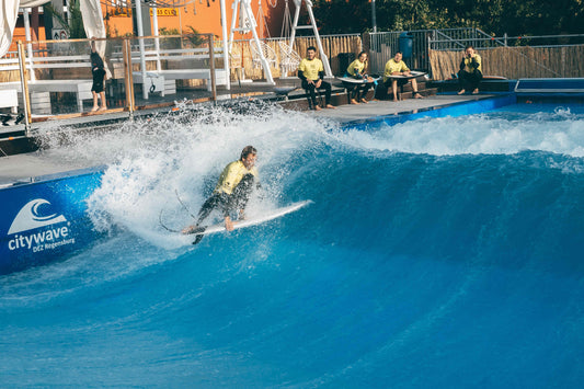 Riversurfer mit krassen Frontside carve